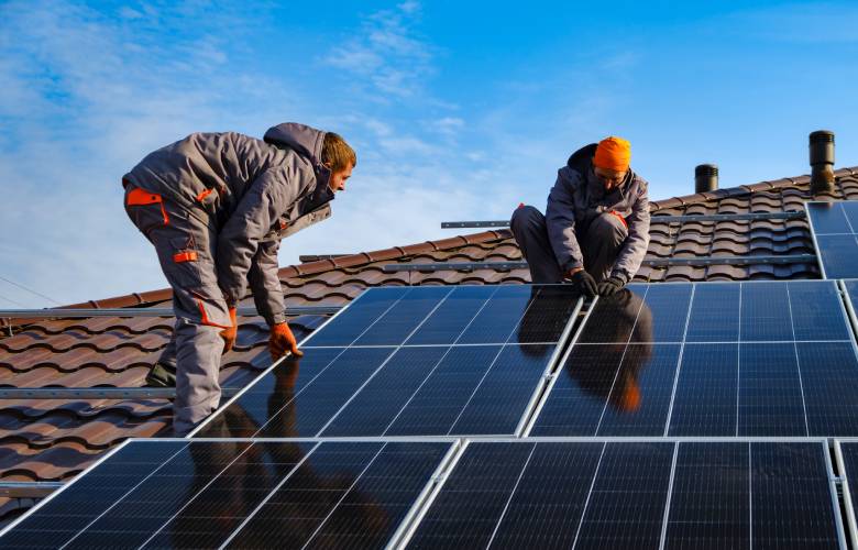zonnepanelen installeren op een schuine dak door installateurs
