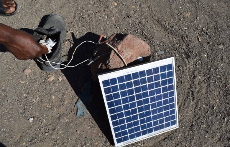 off-grid zonnepanelen in de woestijn