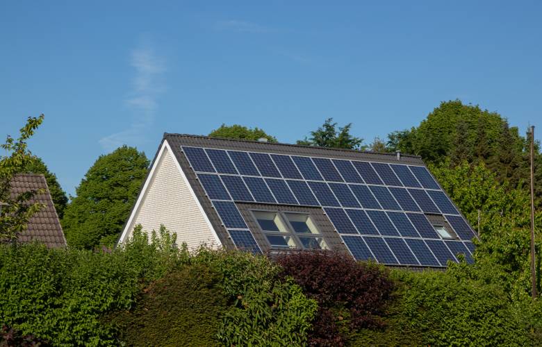 verschillende panelen op een schuin dak