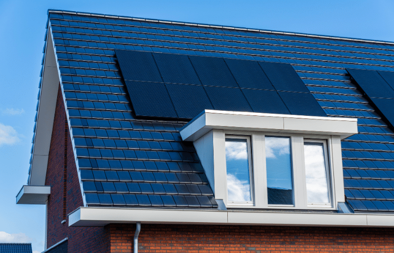 zonnepanelen installeren op schuin dak