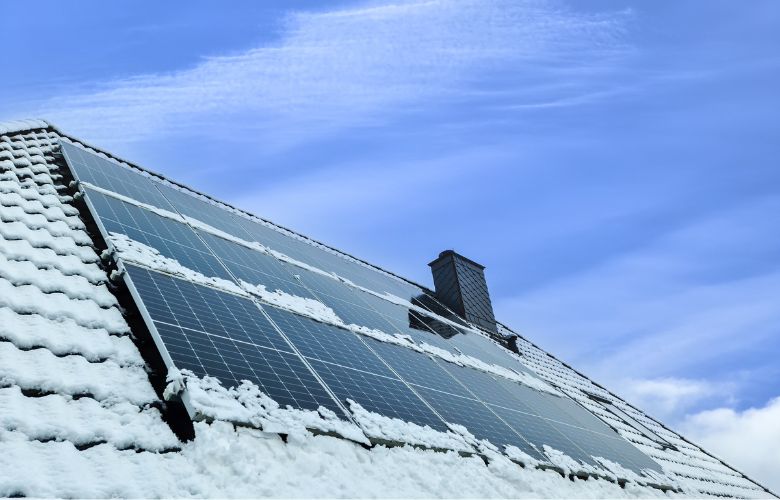 zonnepaneel in winter met sneeuw op dak
