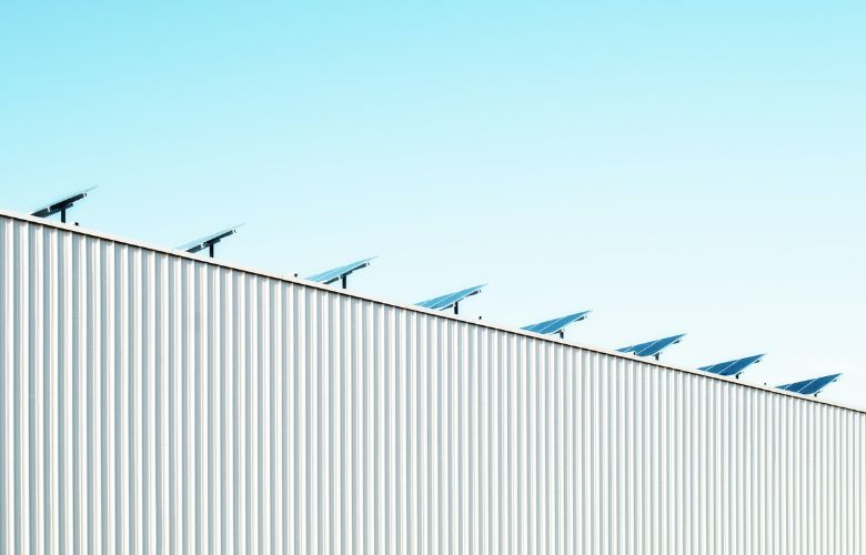 Zonnepanelen op frame op plat dak