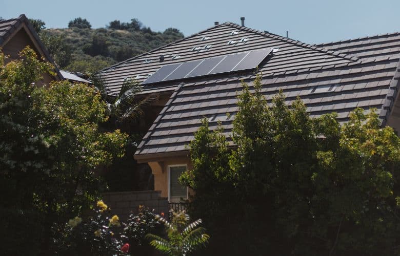Tier 1 zonnepanelen op een dak