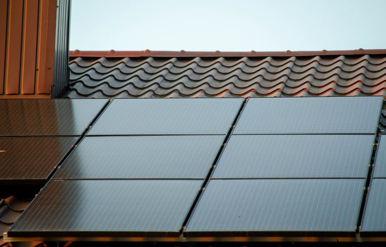 Close up zonnepanelen op dak
