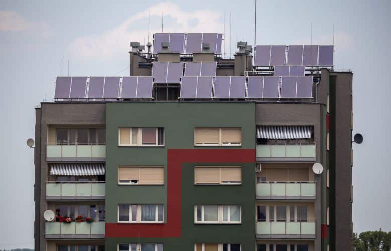zonnepanelen op het dak van een appartementsgebouw
