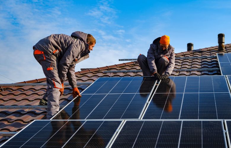 zonnepanelen installeren op een schuine dak