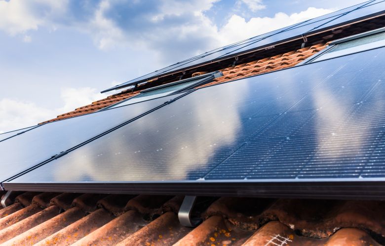 close-up van zonnepanelen op een dak