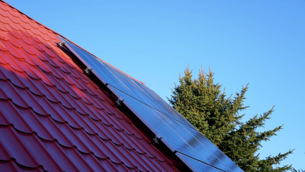 De zonnepanelen zijn geïnstalleerd op een schuin dak en liggen momenteel in de schaduw.