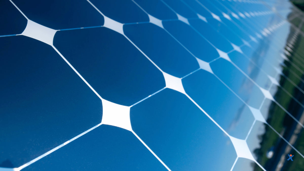 Close up van monokristallijne zonnecellen in een zonnepanelenmodule.